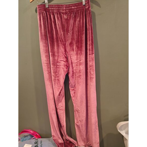 Vs Pink Mauve velour pants with rhinestone "P" Medium NWT - Picture 2 of 3